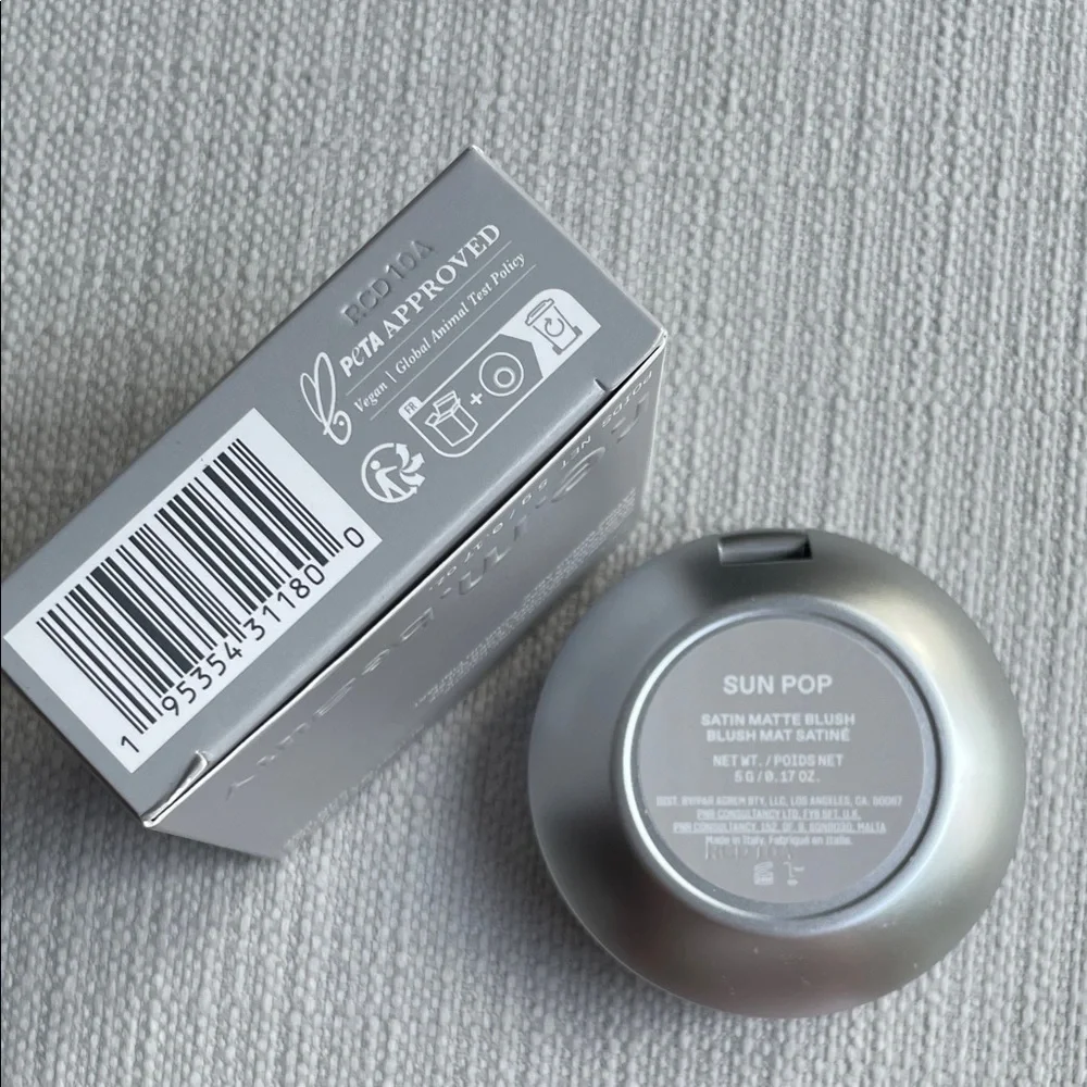 r.e.m. beauty Hyphenova Satin Matte Blush - Sun Pop